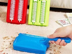 Zonster Carpet Debris Brush باليد السجاد طاولة فرشاة البلاستيك كاسحة الفتات منظف الأوساخ الأسطوانة أداة 1 قطعة (لون عشوائي)